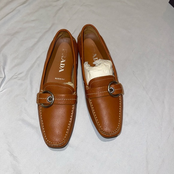Vintage Prada loafer with rubber sole. Brown soft leather with buckle detailing - Picture 3 of 7